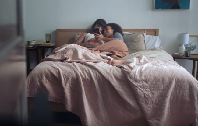 Samsung presenta una pareja de lesbianas embarazadas en un nuevo anuncio 2