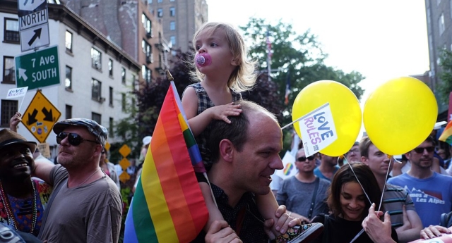 Se prevé aumento del número de padres gays, según encuesta