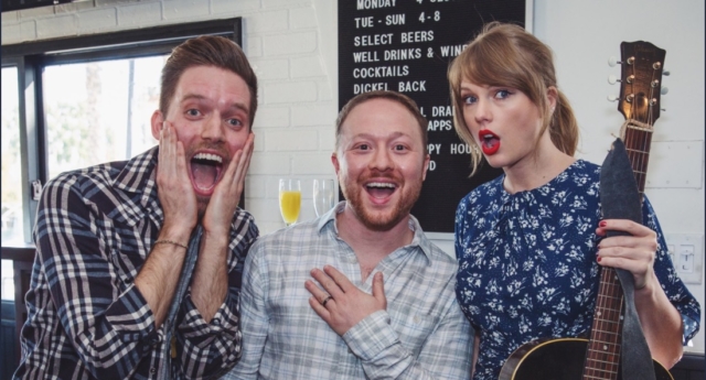 Taylor Swift sorprende a una pareja gay en su fiesta de compromiso