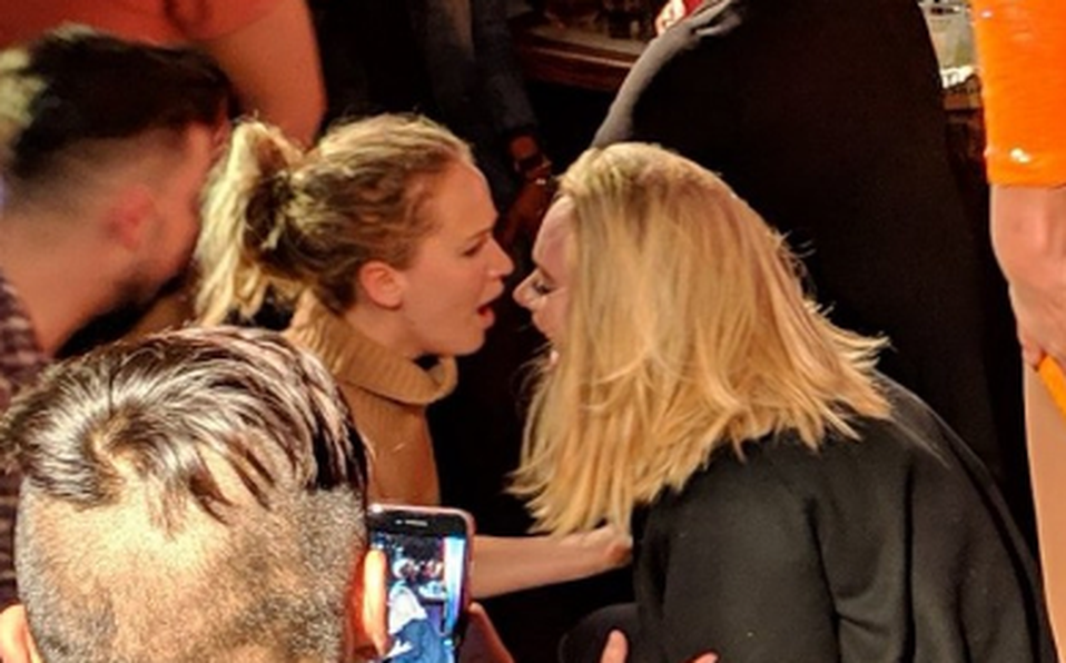 La noche loca de Adele y Jennifer Lawrence en un bar gay 1