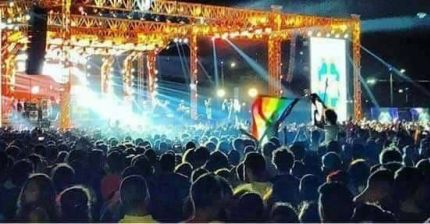 Bandera gay 'prohibida' en el concierto de Red Hot Chili Peppers en Egipto 2
