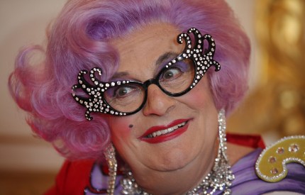 Creador de Dame Edna defiende comentarios antitrans 2