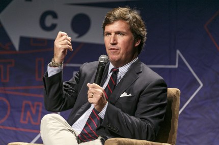 El presentador de Fox News, Tucker Carlson, usó insultos homofóbos 2