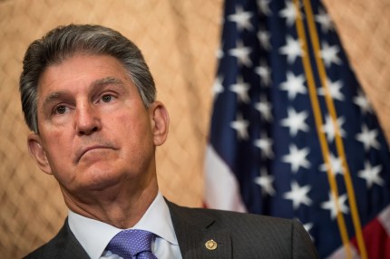 El senador Joe Manchin, único demócrata que se opone a la Ley de Igualdad LGBT 2