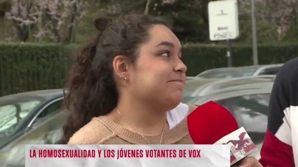 El zasca de un reportero a una joven de VOX que pide el día del "Orgullo Hetero"