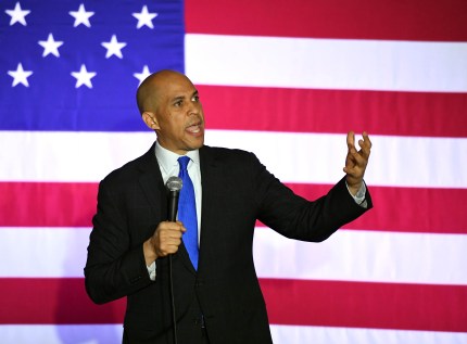 El aspirante presidencial Cory Booker promete revertir las políticas anti-LGBT de Trump 2