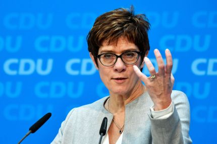 La sucesora de Merkel, Annegret Kramp-Karrenbauer, se burla de los baños neutrales 2