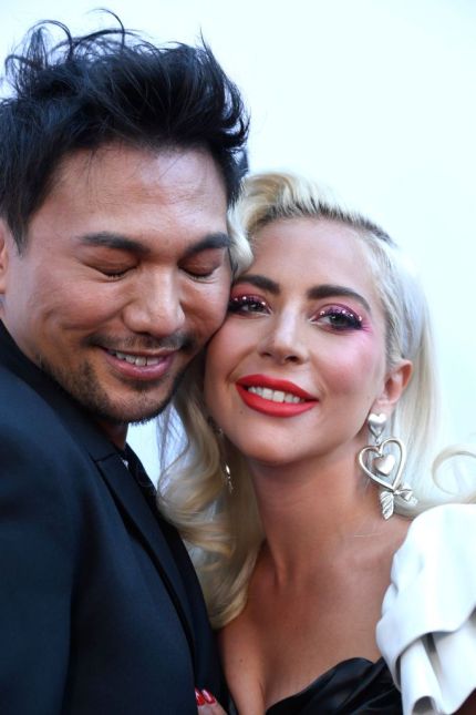 Lady Gaga honra a su peluquero gay, que inspiró la canción 'Hair' 2