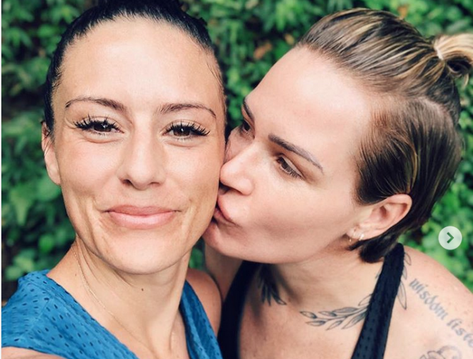 Las estrellas del fútbol Ali Krieger y Ashlyn Harris anuncian su boda gay 1