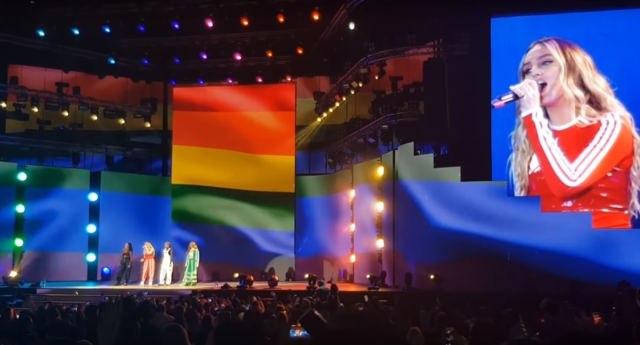 Little Mix actúan con una enorme bandera arcoíris en Dubai, donde el sexo gay es ilegal