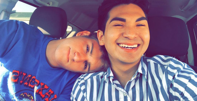 Pareja gay van juntos a su baile de graduación pese a la homofobia que las rodea