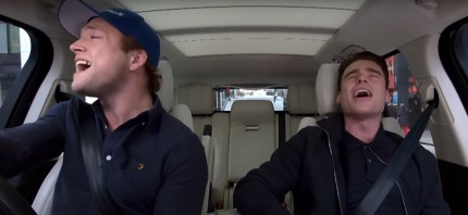 Taron Egerton y Richard Madden cantan Elton John en 'Carpool Karaoke' 2