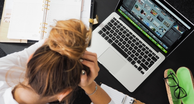 Comentarista conservadora despedida por atacar a un periodista gay en Twitter