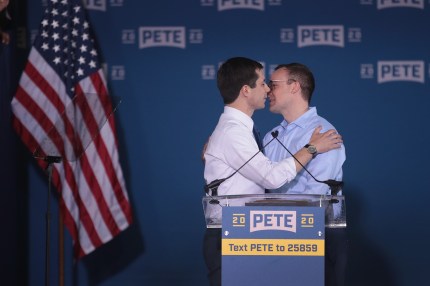 Donantes LGBT dan a Pete Buttigieg una ventaja en la carrera presidencial 2