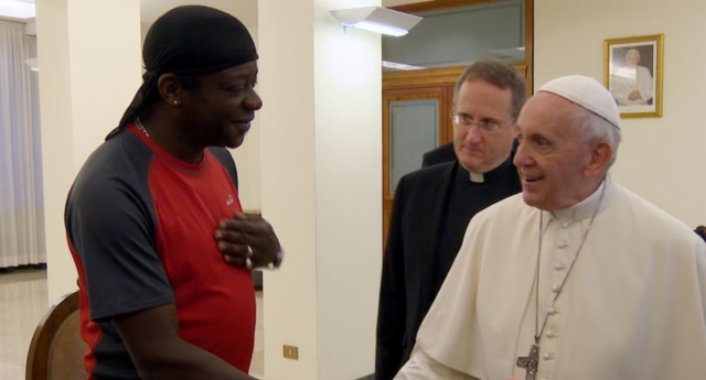 Papa Francisco: "Cualquiera que descarte a los gays no tiene corazón"