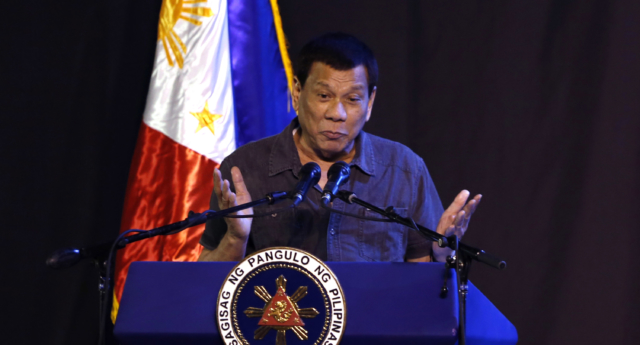 El presidente filipino Rodrigo Duterte califica de 'gays' a sus rivales