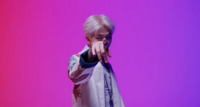 El rapero de BTS Kim Namjoon actúa con colores de la bandera bisexual 1