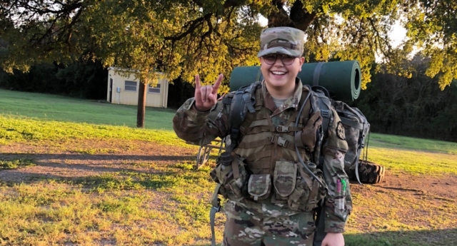 Estudiante trans pierde beca universitaria por prohibición militar trans