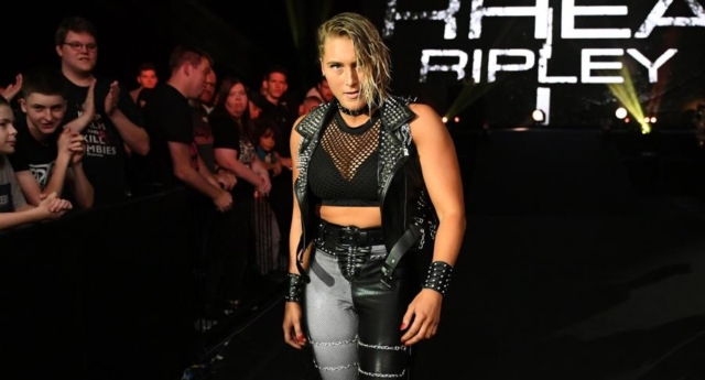 La luchadora de WWE Rhea Ripley se disculpa por usar insultos homófobos
