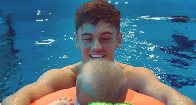 Tom Daley y Dustin Lance Black llevan a su hijo Robbie a nadar por primera vez