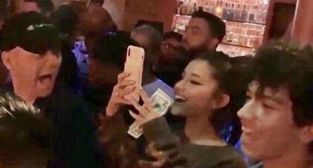 Ariana Grande hace una aparición sorpresa en un bar gay de Texas 1