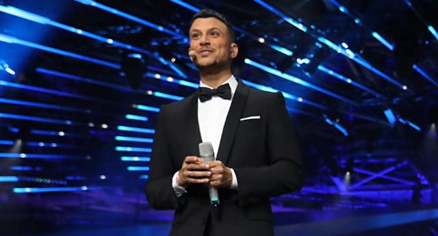 Assi Azar, presentador gay de Eurovisión 2019, dona su sueldo a ONG para jóvenes LGBT