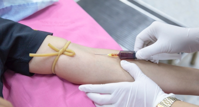 Reducen a 3 meses la prohibición de donación de sangre para hombres gays y bi