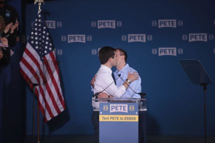 Chasten Buttigieg revela que sus hermanos lo rechazaron por ser gay 2