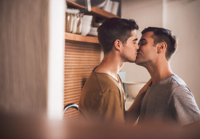 Adolescente se enamora de su amigo "hetero" de toda la vida y se besan