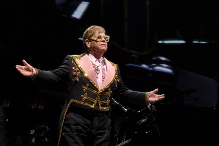 Elton John luchó para evitar que 