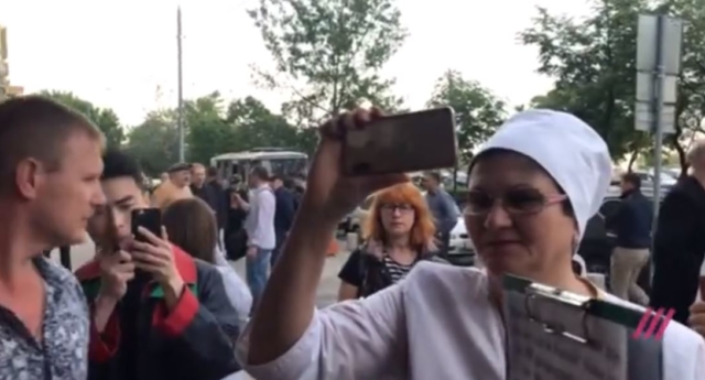 Extremistas de Moscú acosan a asistentes a festival de cine LGBT 1
