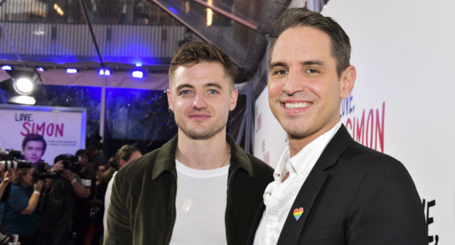 Greg Berlanti y su marido Robbie Rogers dan la bienvenida a su segundo hijo 1