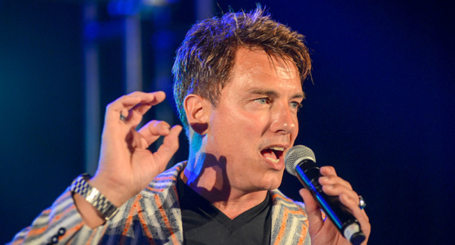 John Barrowman "sabe" que hay futbolistas gays ahí fuera