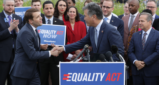Histórico: aprobada la Ley de Igualdad para proteger al colectivo LGBT 1