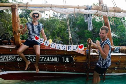 Feligreses prohíben que 2 gays se casen en la iglesia de su infancia 2