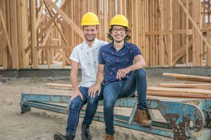 Feligreses prohíben que 2 gays se casen en la iglesia de su infancia 3