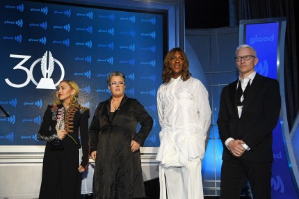 Madonna recuerda a amigos perdidos por el SIDA en los Premios GLAAD 2