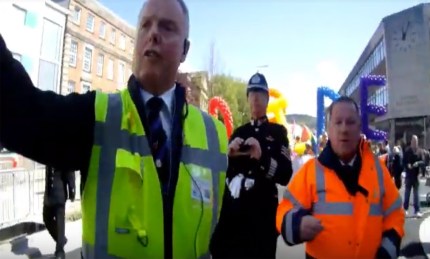 Manifestantes lesbianas y tránsfobas interrumpen desfile del Orgullo 2