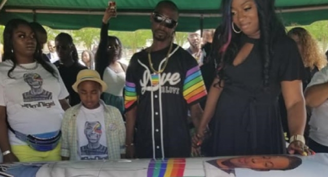 Nigel Shelby ha sido enterrado en un ataúd arcoíris