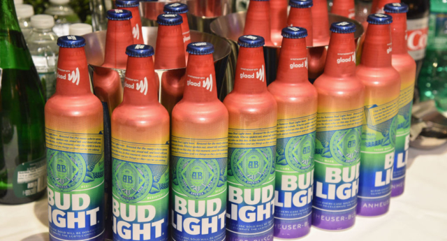 Nueva botella de Bud Light Pride para recaudar fondos para el Orgullo 1