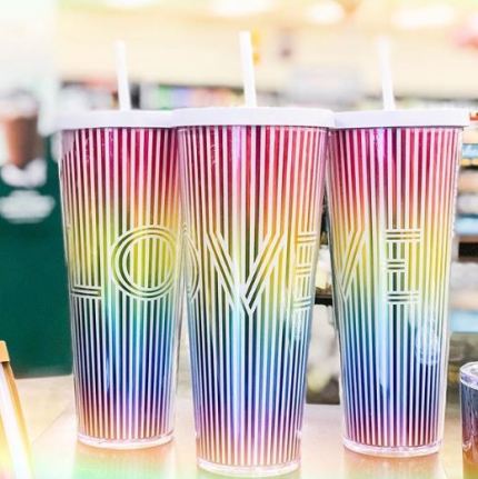 Starbucks presenta vaso color arcoíris para el Orgullo 2