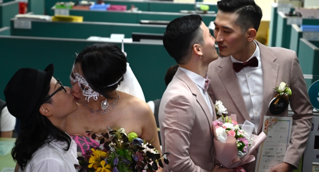 Taiwán: Cientos de parejas gays recién casadas hacen historia 1