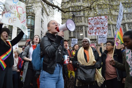 Empresa de transportes prohíbe los anuncios de países con pena de muerte para gays 2