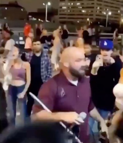 Ariana Grande arrastra a manifestante anti-LGBT que interrumpió el concierto 1