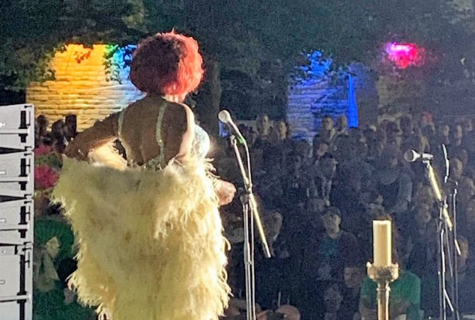 Drag queen canta 'Indetectable' en una vigilia contra el SIDA y derrite Internet 1