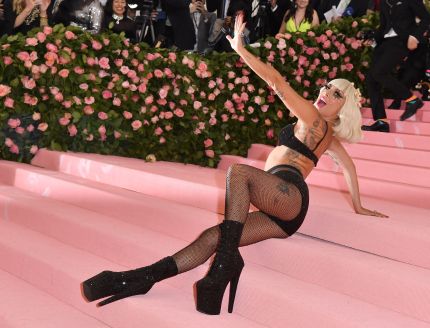 Lady Gaga quiere que todos le pregunten a la gente qué pronombres usan. 1