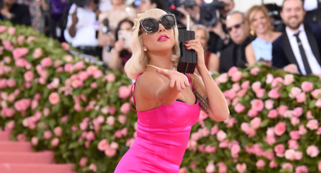 Lady Gaga quiere que todos le pregunten a la gente qué pronombres usan.