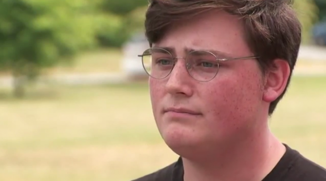 Los padres están boicoteando un campamento cristiano que despidió a un consejero adolescente gay 1
