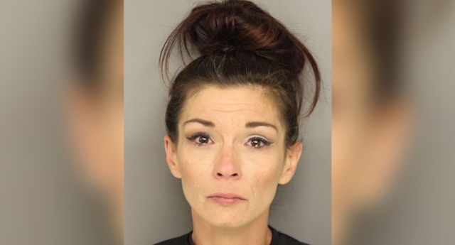 Arrestan a una madre por plantar cara a los abusones homofóbicos de su hijo