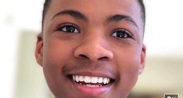Madre de un adolescente gay que murió por suicidio dice que la escuela sabía del riesgo
